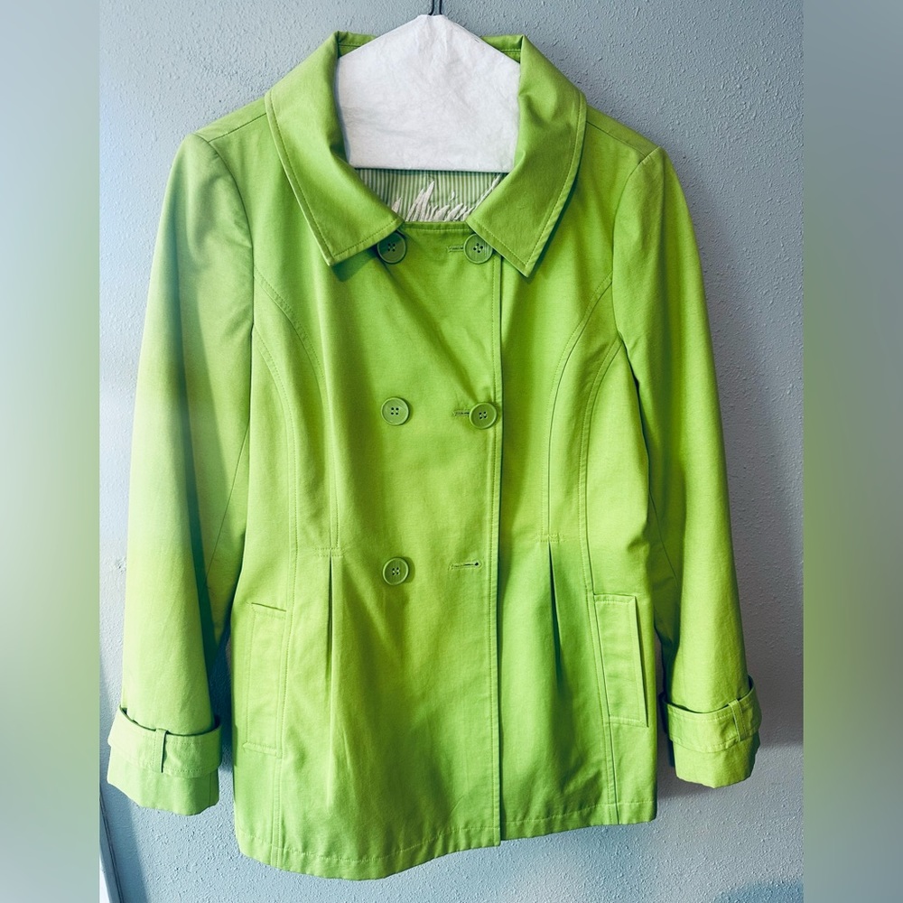 Green women’s jacket size small very good condition!